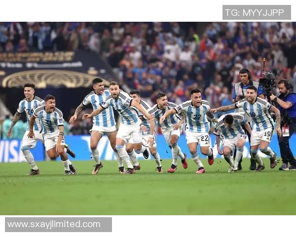 七张照片展示足球球星的精彩瞬间与独特魅力，让你走近他们的传奇人生